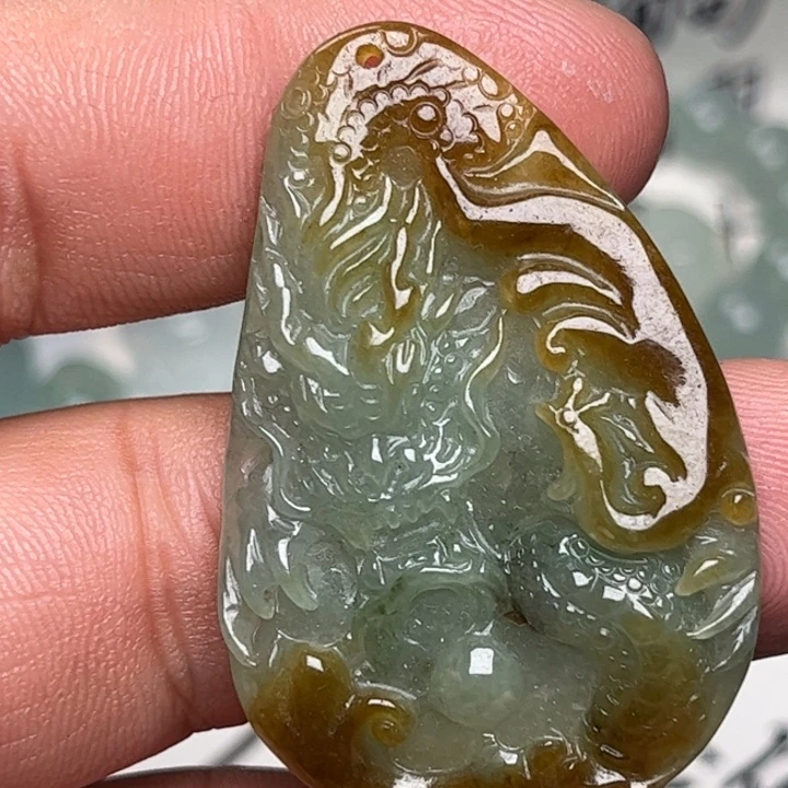 翡翠未镶嵌颈饰龙