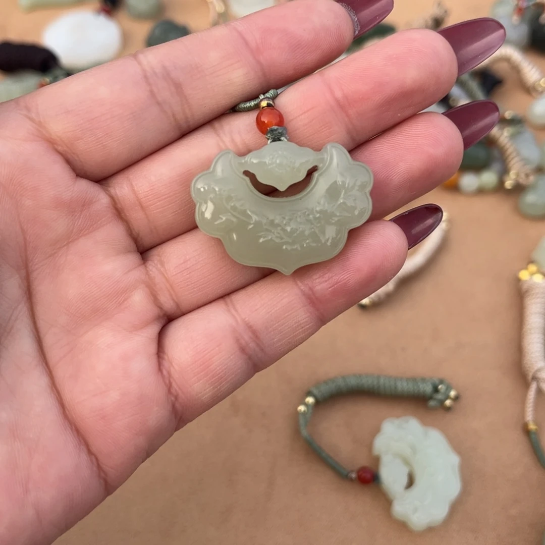 颈饰未镶嵌和田玉（糖玉）