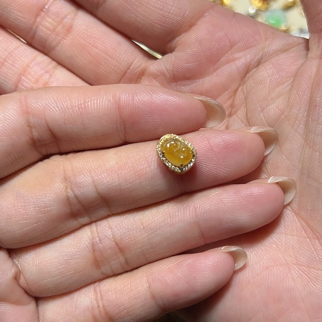 翡翠18K金镶嵌颈饰