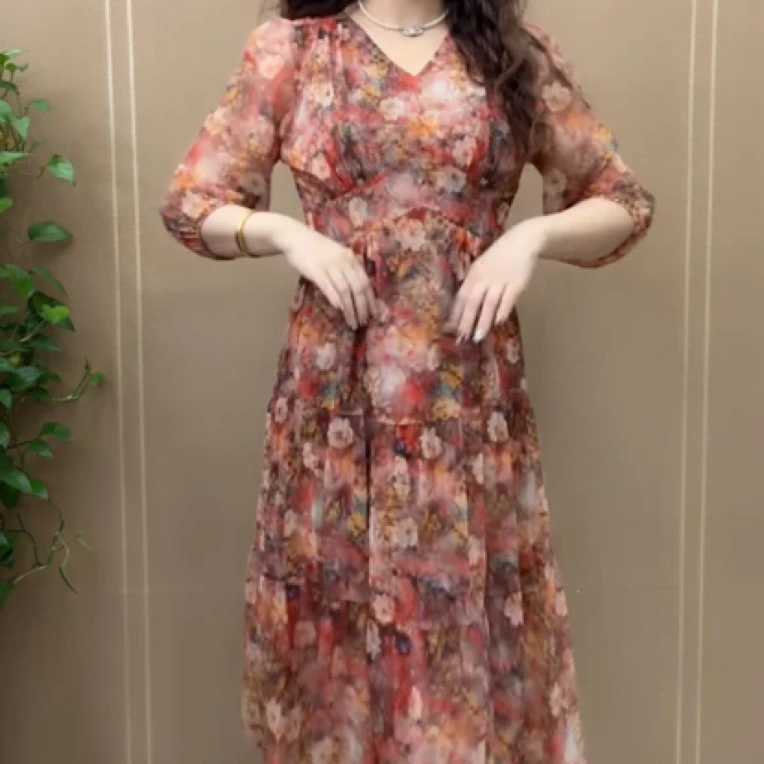 时尚长款连衣裙女2025夏季气质V领百搭显瘦过膝遮肚碎花网纱裙