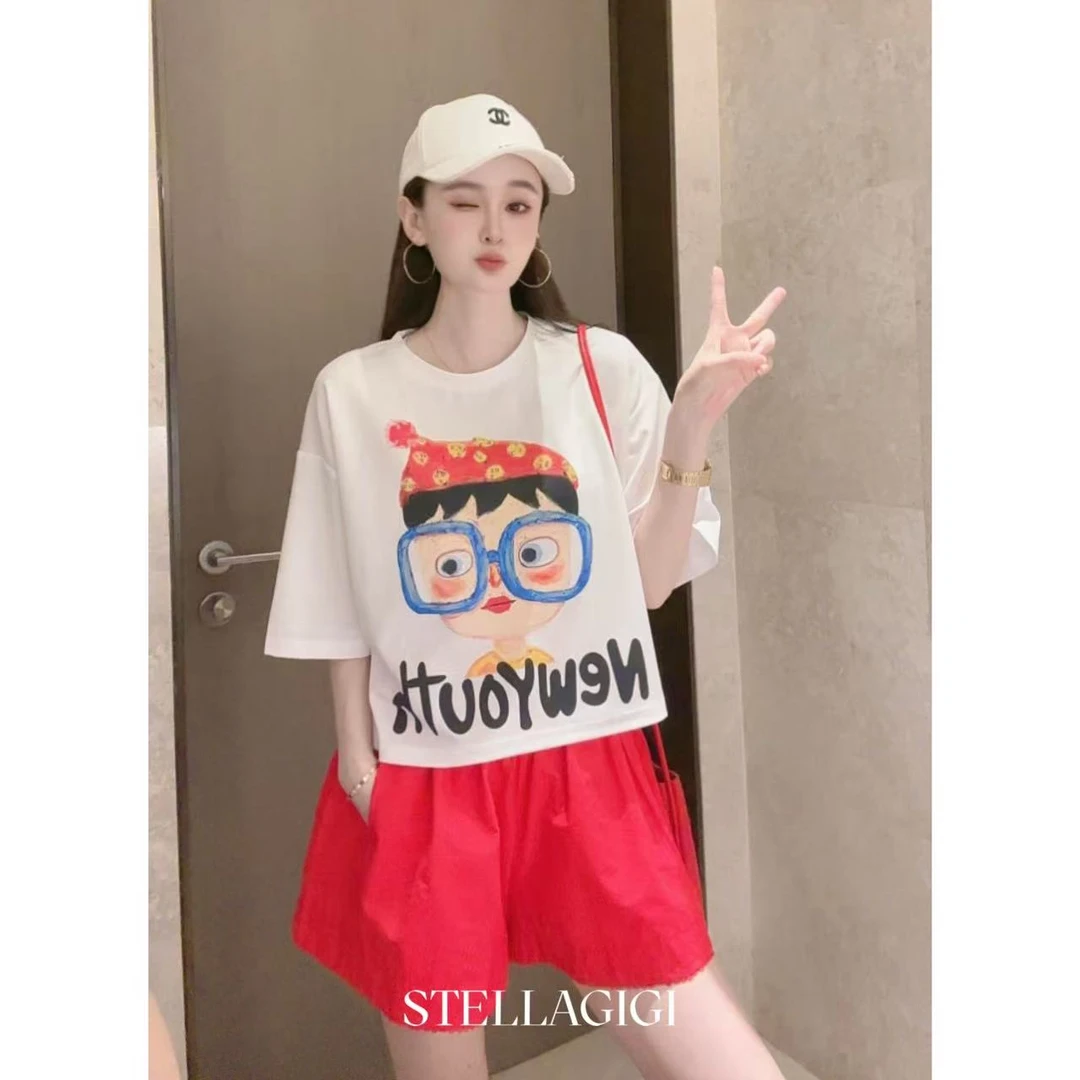 SG / 郭幂幂 SS卡通休闲风 烫钻大眼妹圆领短款T-20250460