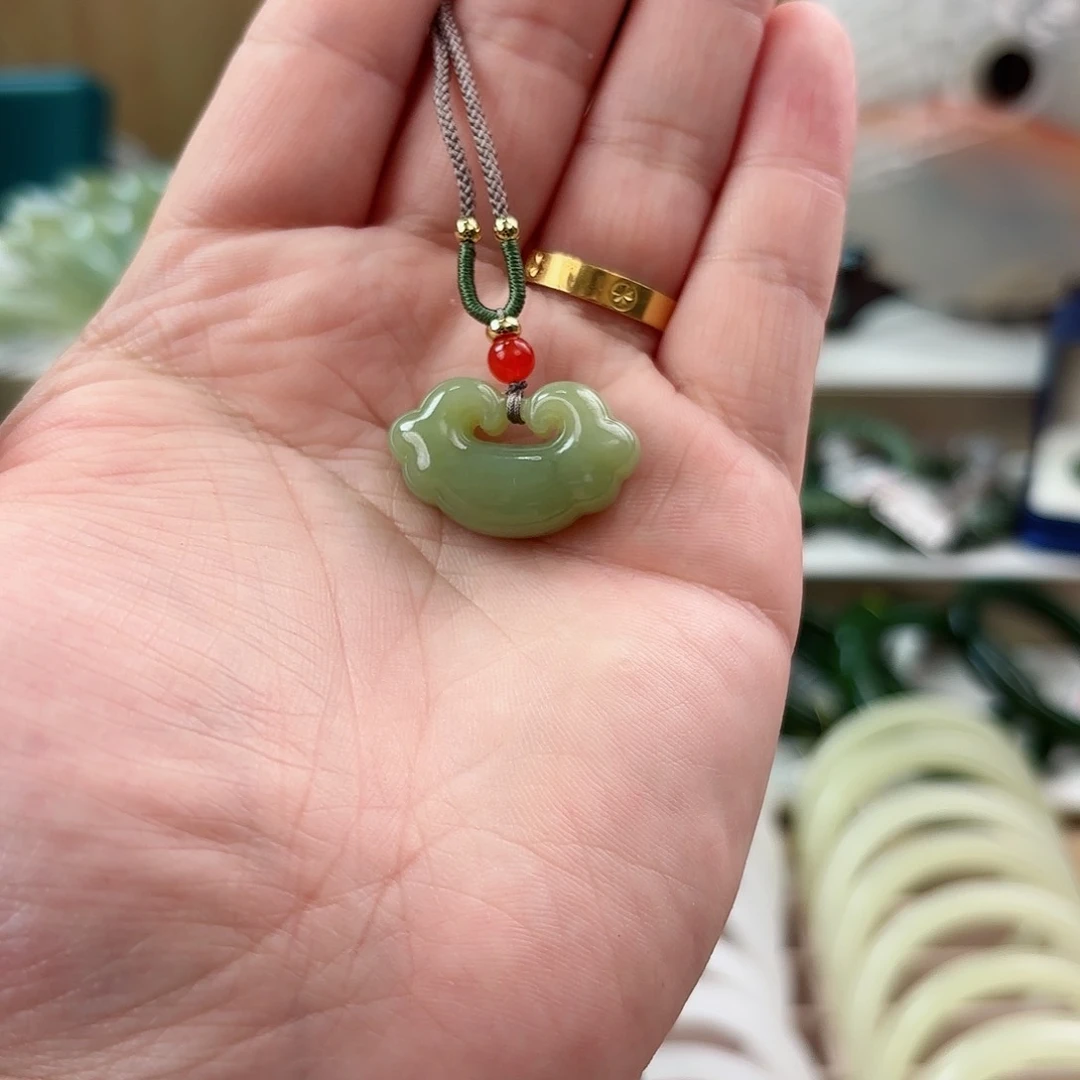 透闪石质玉吊坠(赠链)未镶嵌