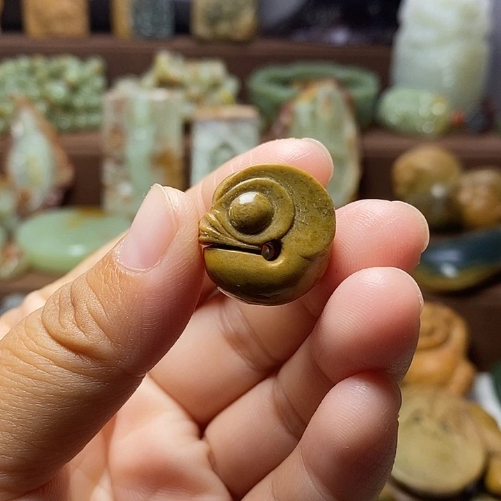 颈饰未镶嵌岫岩河磨玉（透闪石质玉）