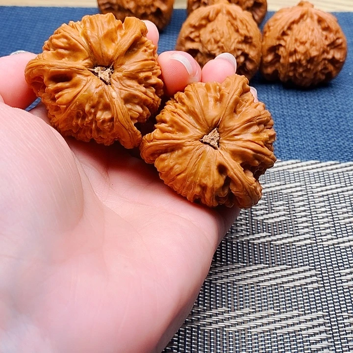 米***哥吊坠文玩核桃三棱