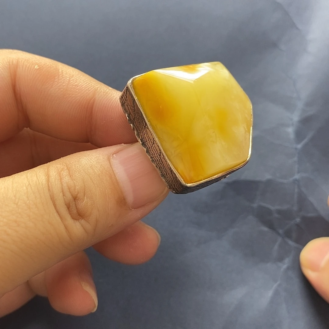 裸石琥珀未镶嵌戒指