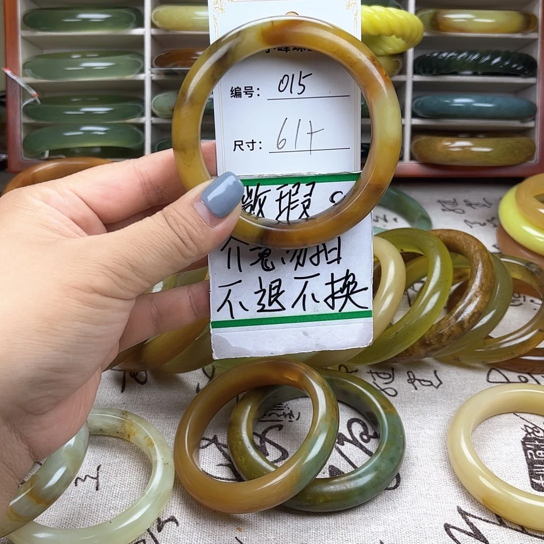 蛇纹石玉手镯未镶嵌给****间