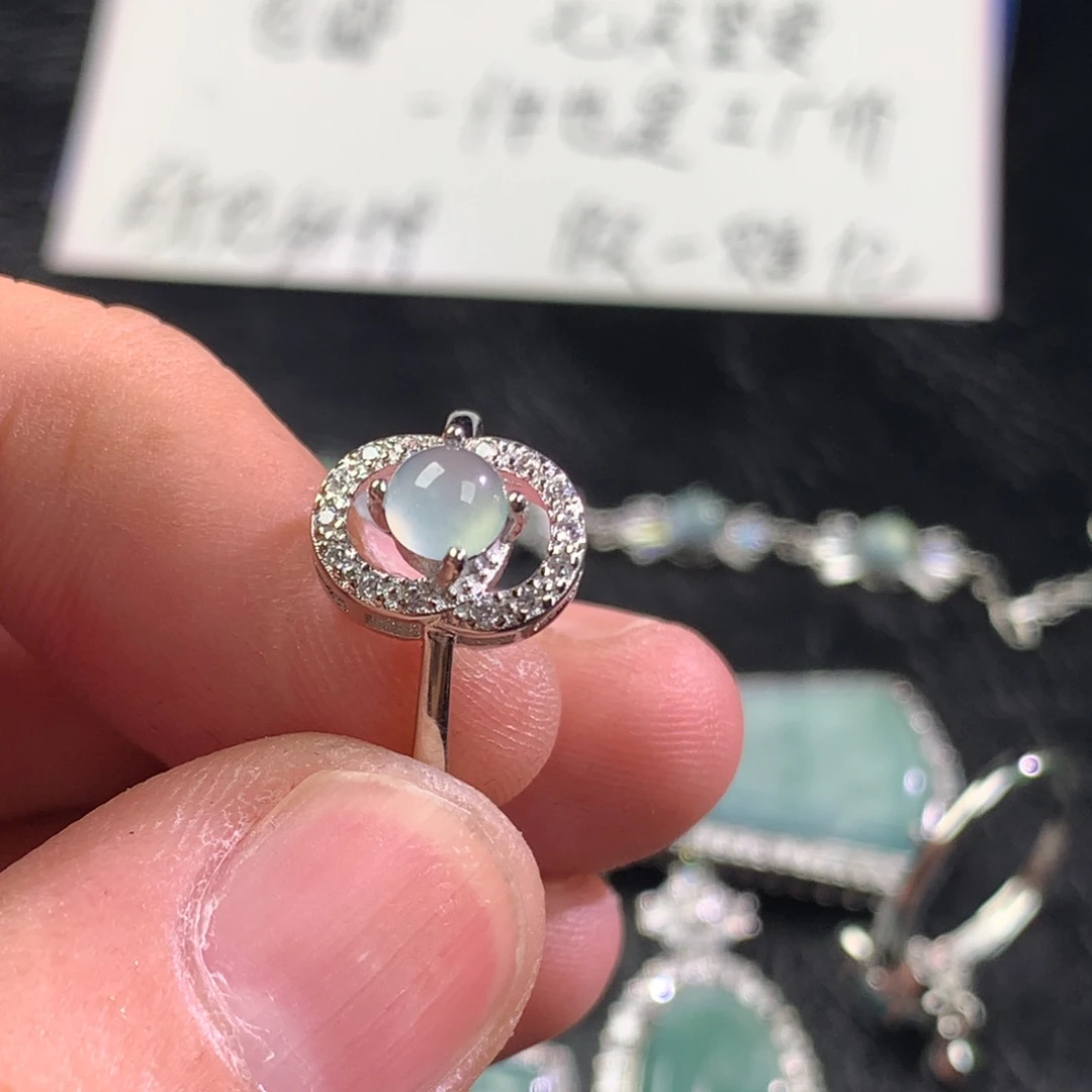 翡翠未镶嵌颈饰戒指