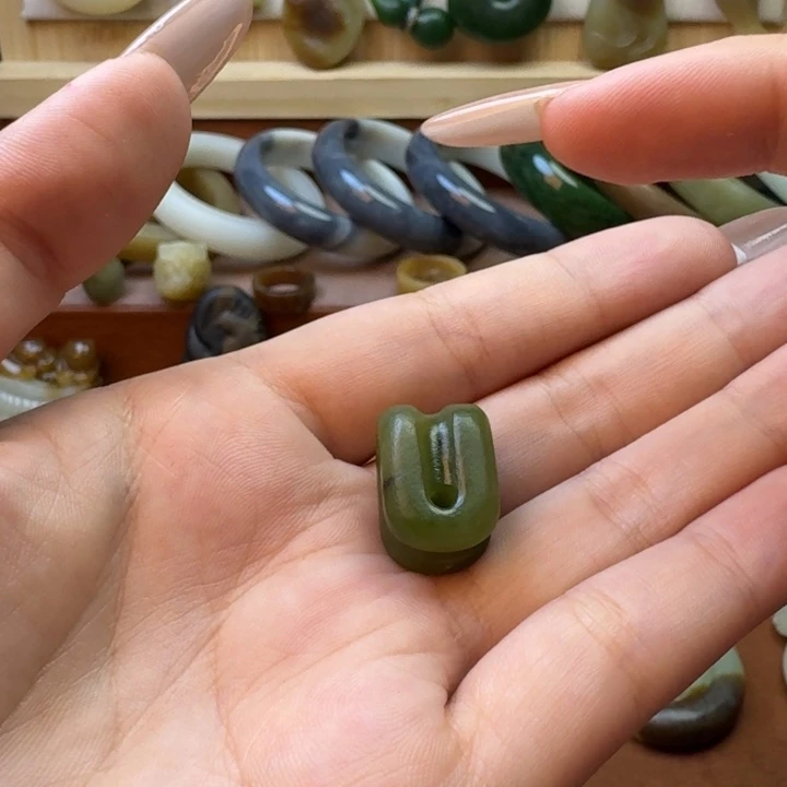 甜****和田玉未镶嵌颈饰