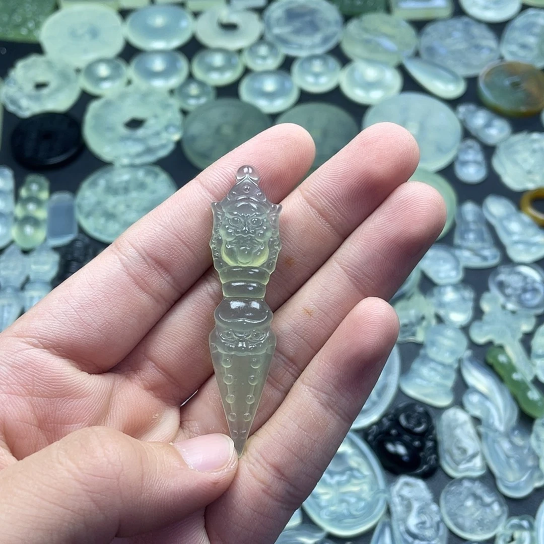 岫玉未镶嵌颈饰降魔杵