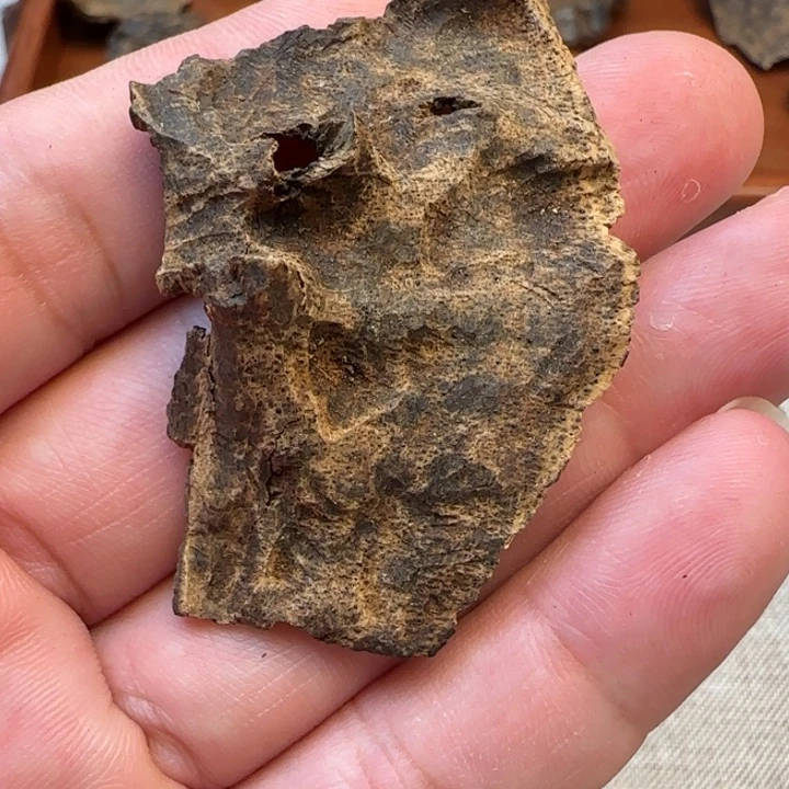 沉香摆件老香港沉水包头5克