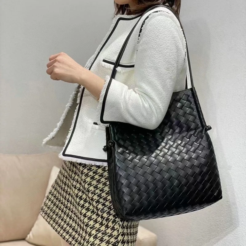 欧洲站女包2025高级感真皮大容量水桶包女单肩包时尚软皮腋下包