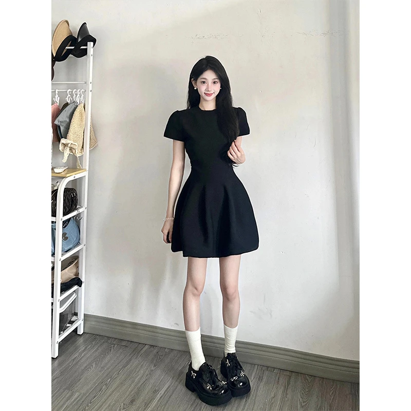 黑色正肩连衣裙女有袖夏日绝美小黑裙子a字赫本风巨好看掐腰短裙
