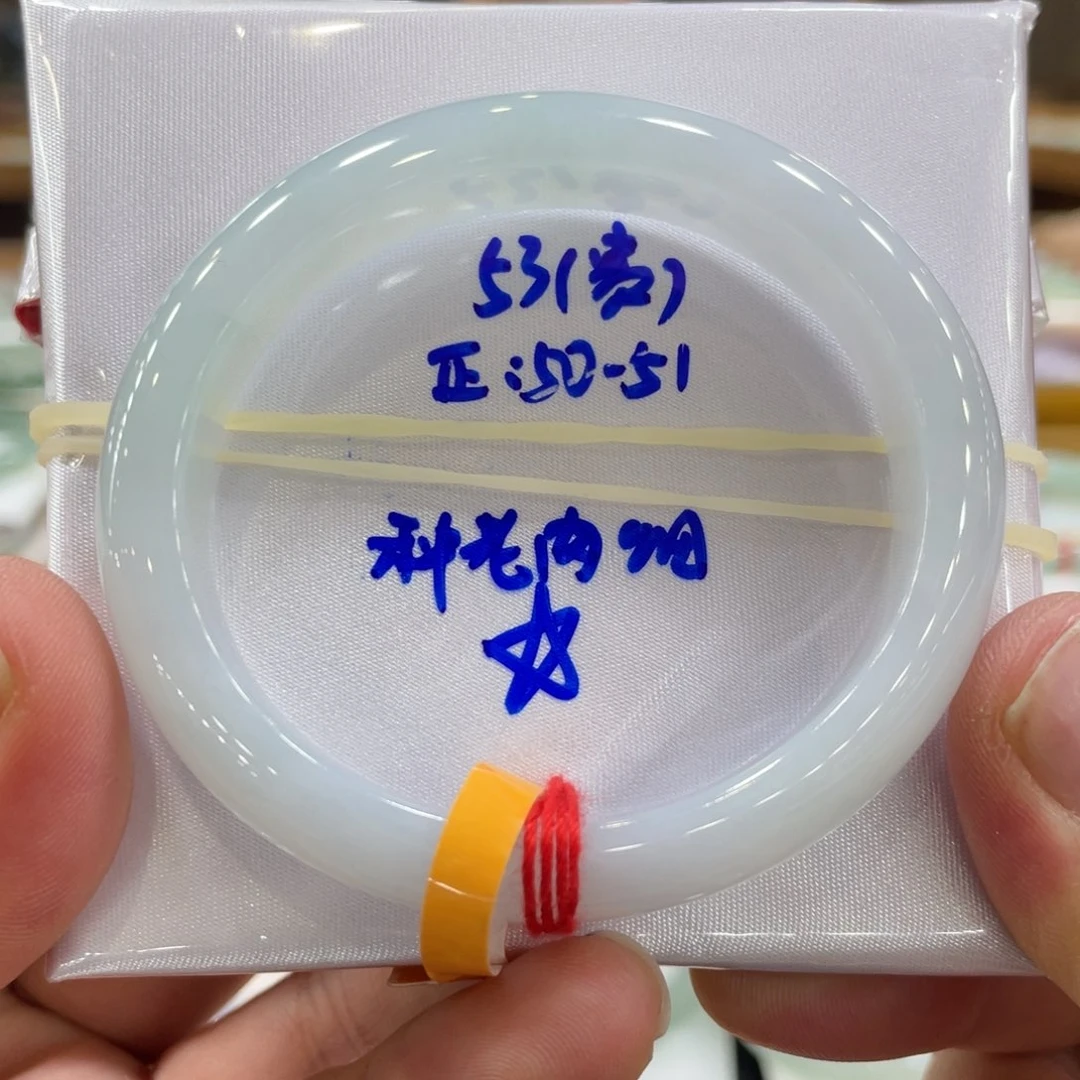 翡翠手镯未镶嵌翡翠