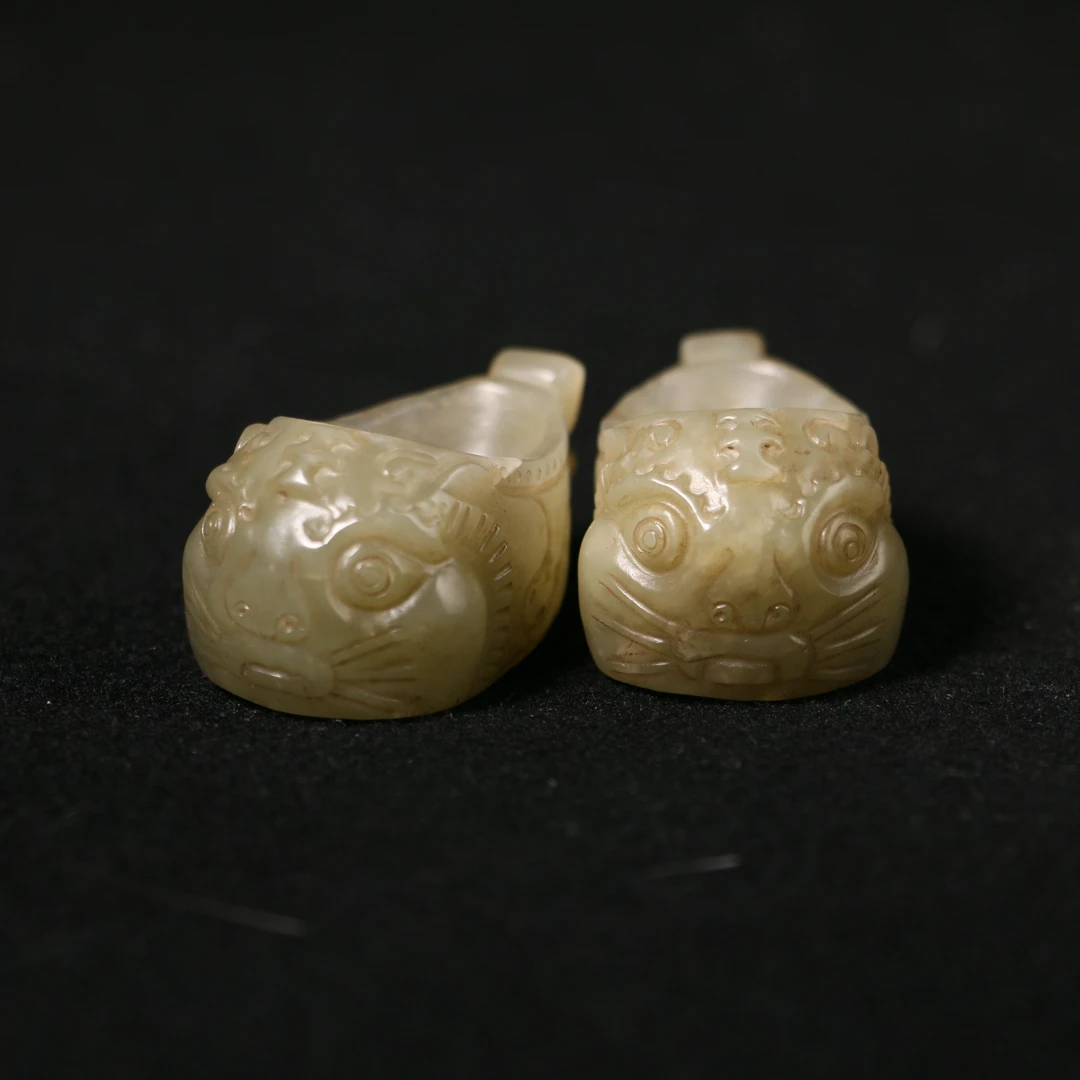 23A77   清   和田玉瑞兽挂件