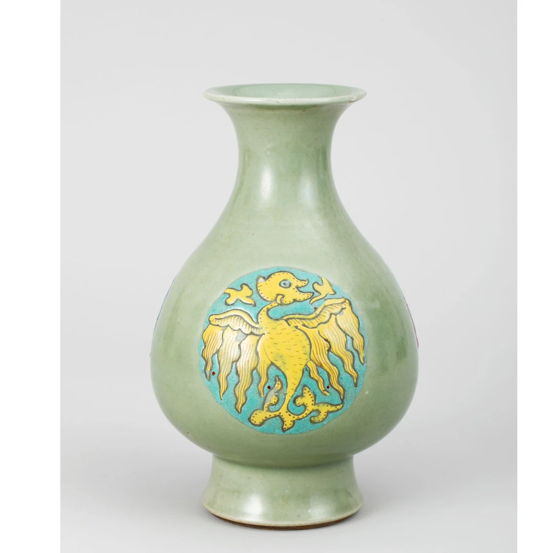 【拍卖】16、豆青釉粉彩夔凤团花纹琵琶尊