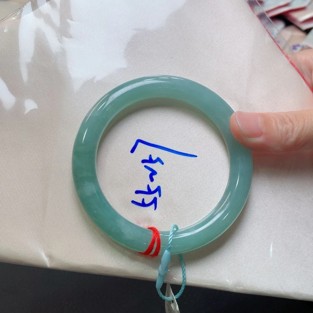 翡翠手镯未镶嵌翡翠