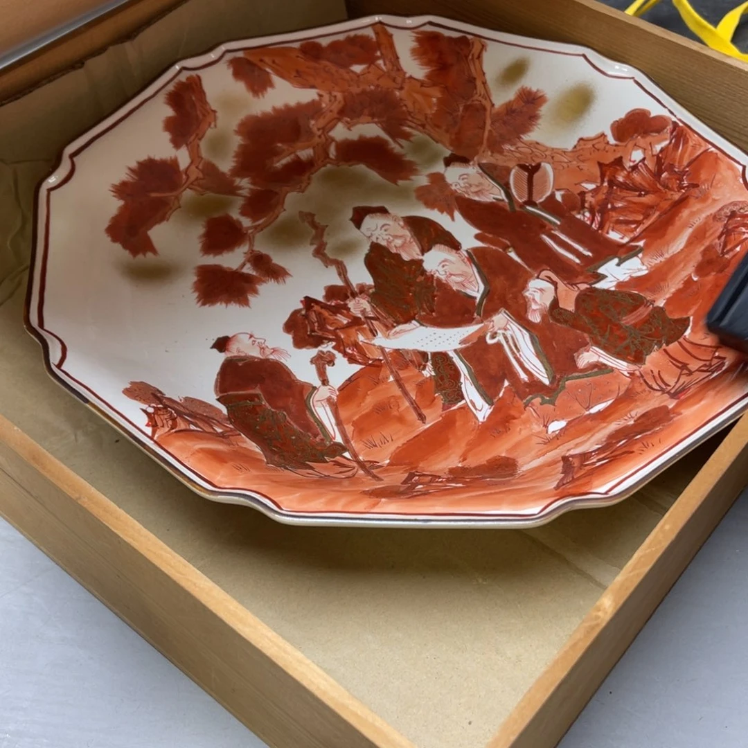 瓷片发***猪密密麻麻地排列着一个大