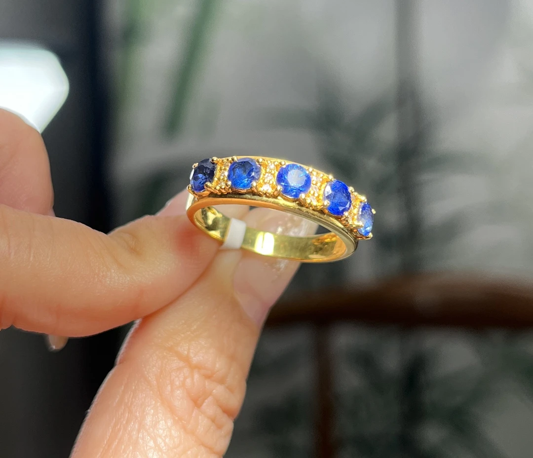 18k镶嵌蓝宝石戒指  主石；2.00ct