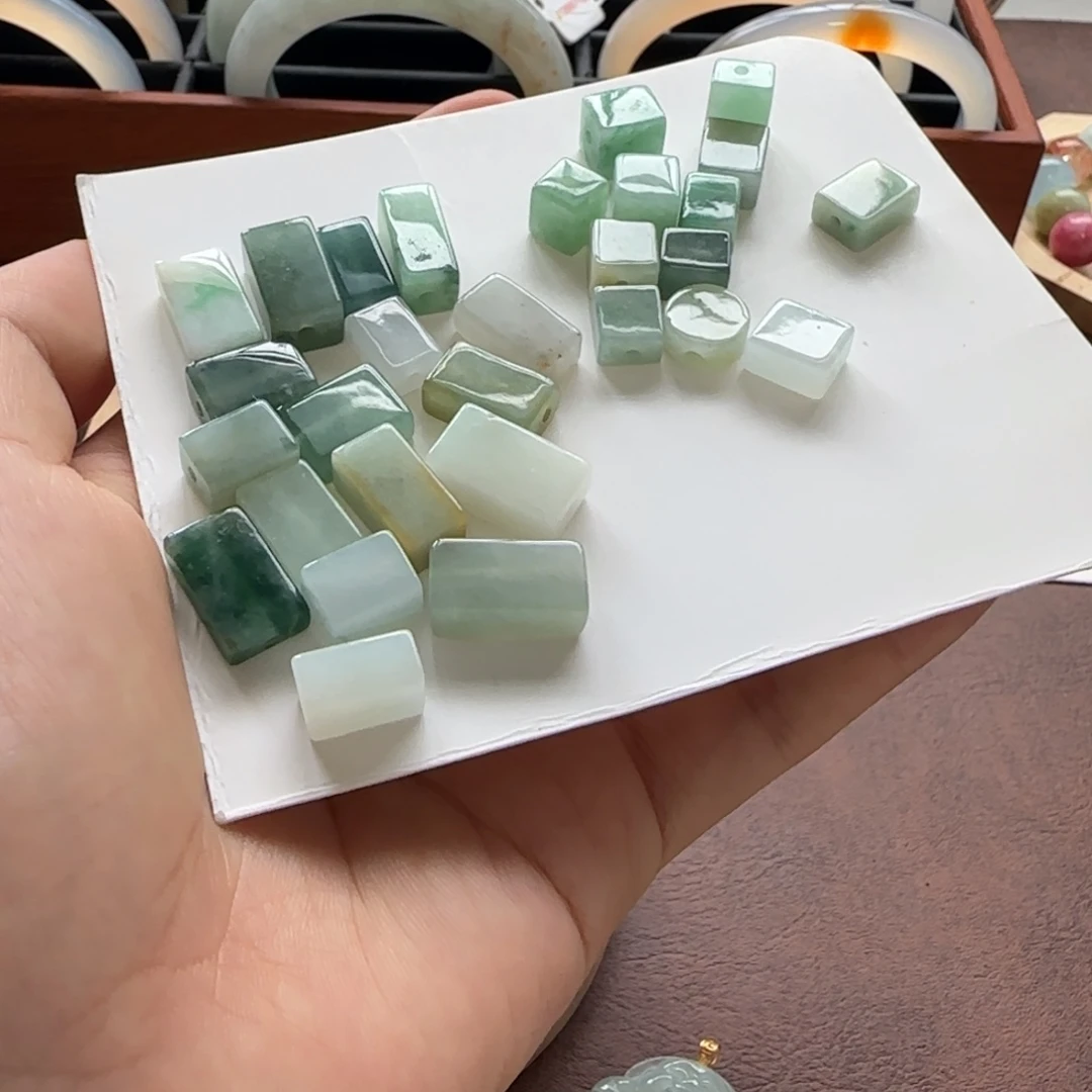 颈饰未镶嵌翡翠方块
