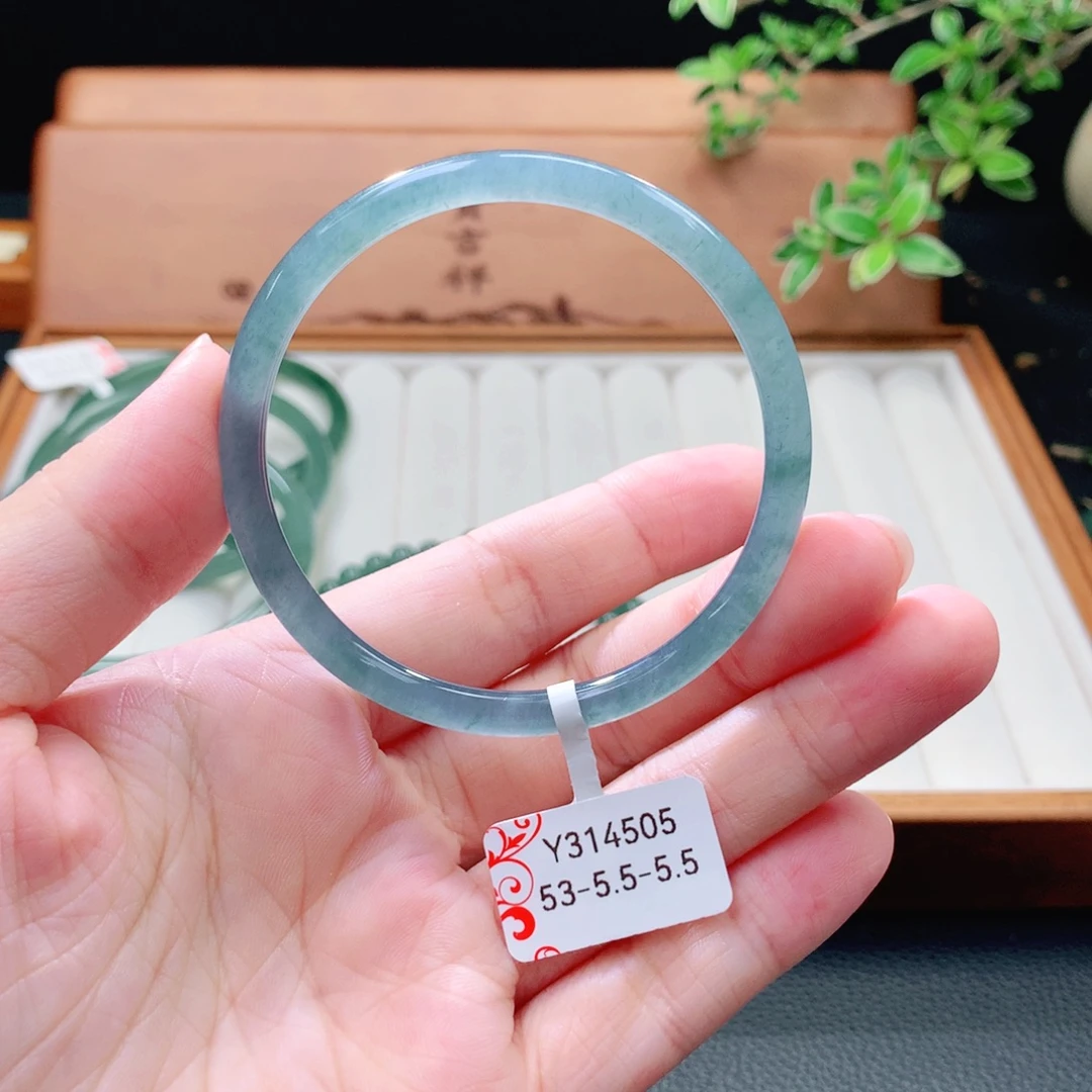 翡翠未镶嵌手镯（圆镯）