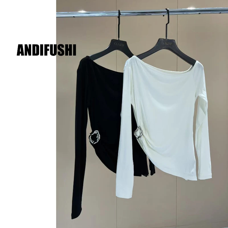 【南油徐哥】通勤风露肩不对称银扣长袖上衣906