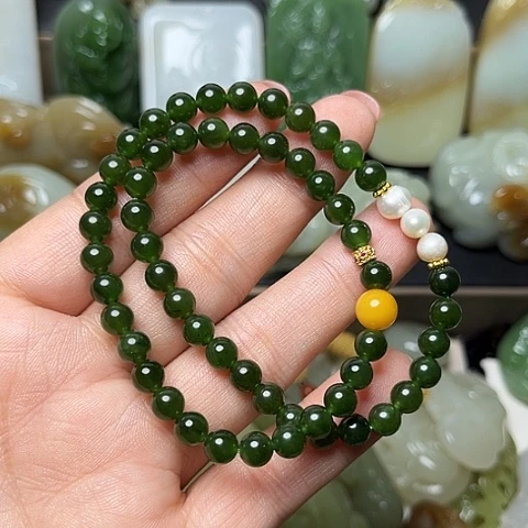 颈饰未镶嵌和田玉龍**人