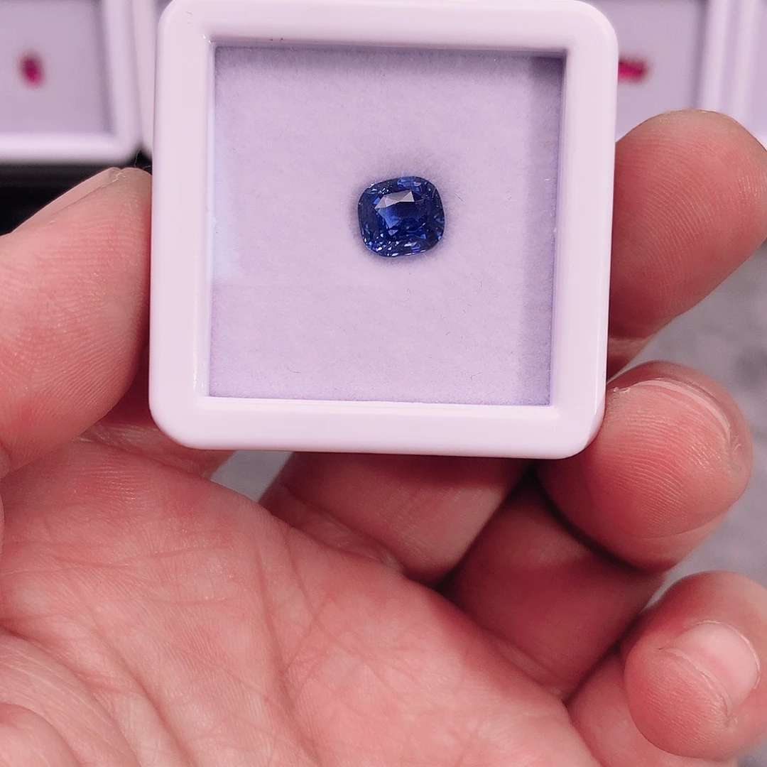 雪***l蓝宝石裸石约3.02克拉晶体干净