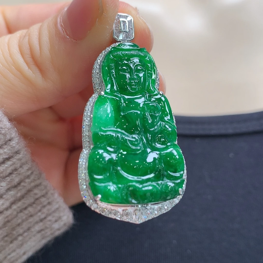 翡翠18K金镶嵌颈饰观音