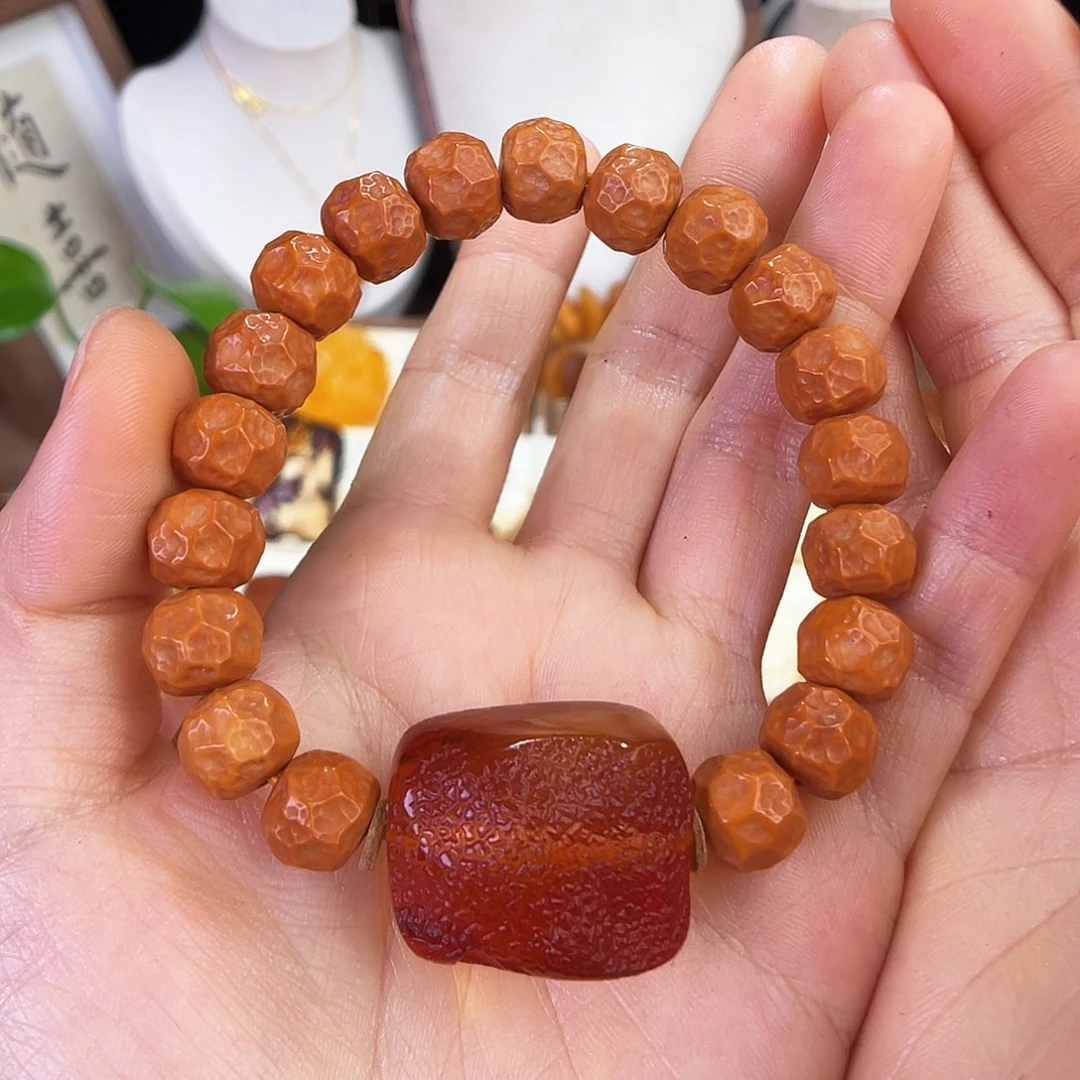 琥珀珠宝奇石未镶嵌。