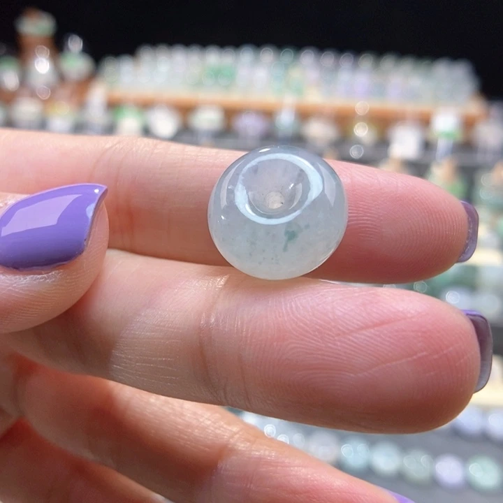 翡翠未镶嵌颈饰飘花乌鸡