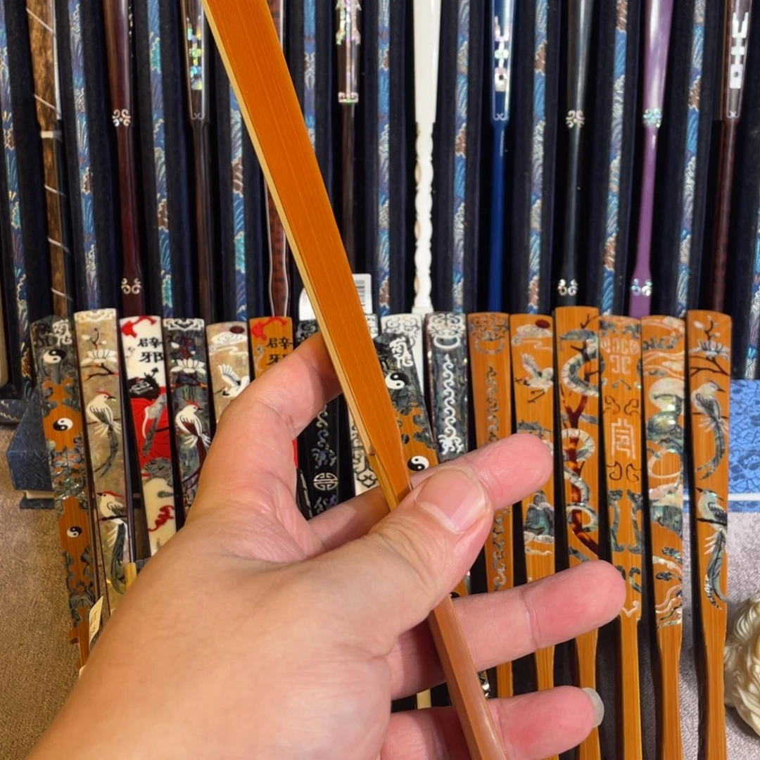 H****扇子手工制作工艺精湛
