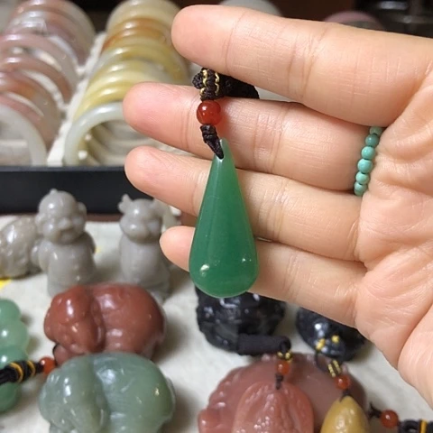 颈饰未镶嵌石英质玉