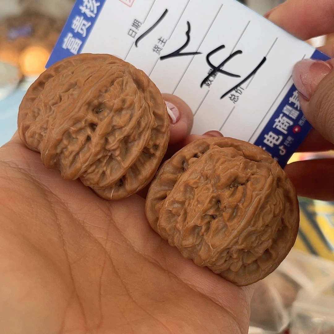 核桃把件41左右三角原装白狮子大克重