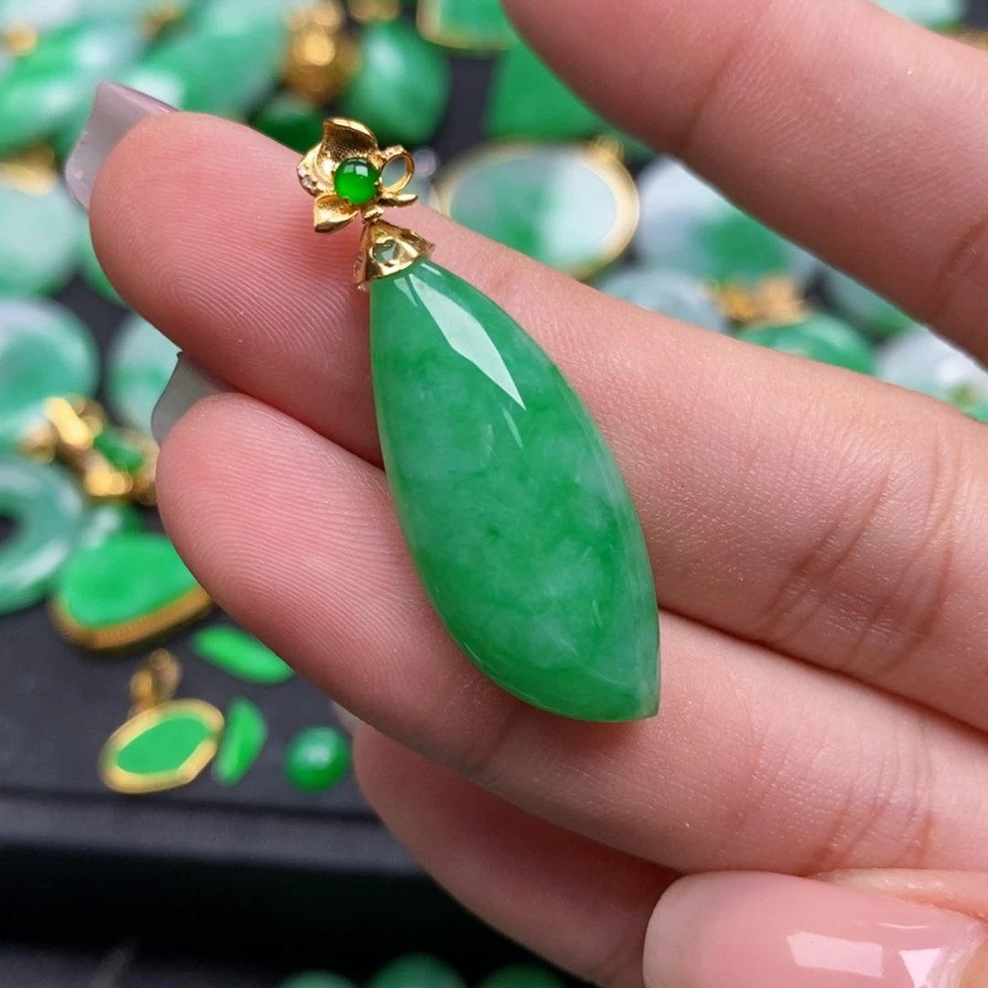 翡翠18K金镶嵌颈饰翡翠