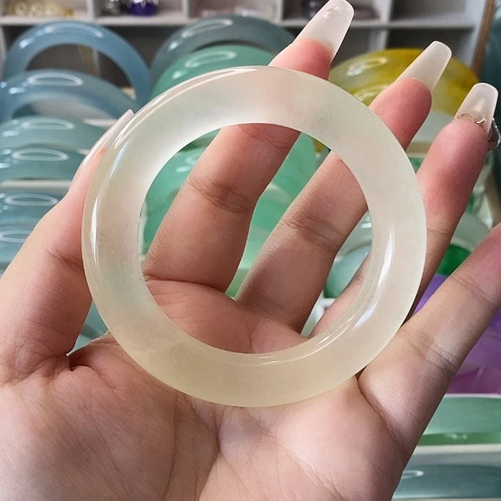 未镶嵌手镯石英质玉