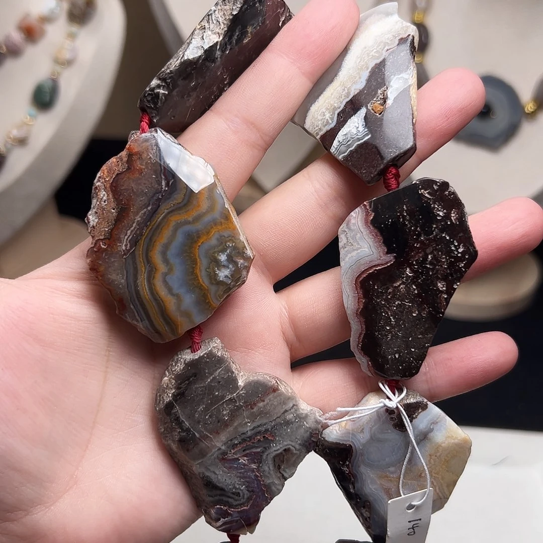 玛瑙/玉髓合金珠宝半成品W574，天然进口莫斯科玛瑙随形一条