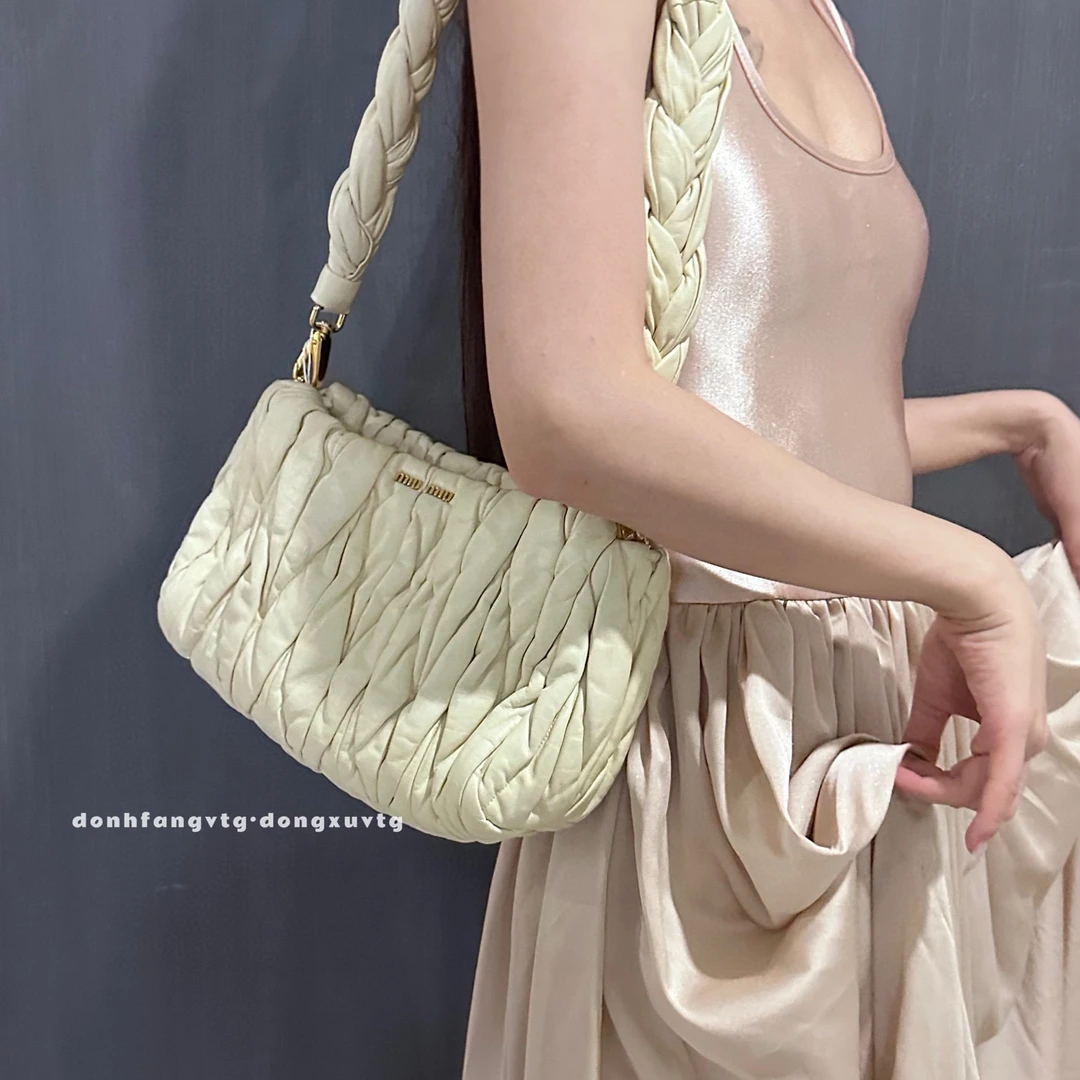 95新 MIU MIU/缪缪 miumiu 白色泡芙云朵单肩包