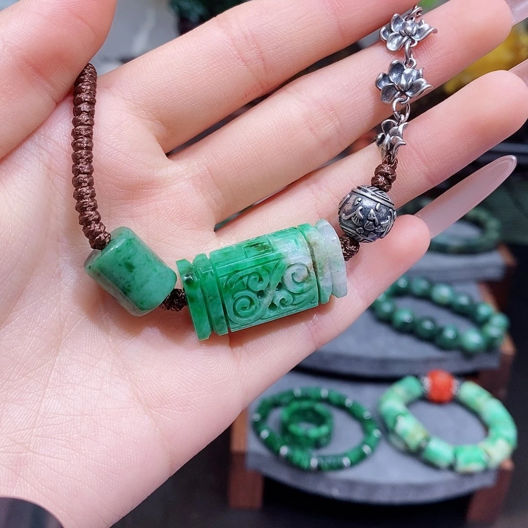 翡翠颈饰未镶嵌漂亮美眉