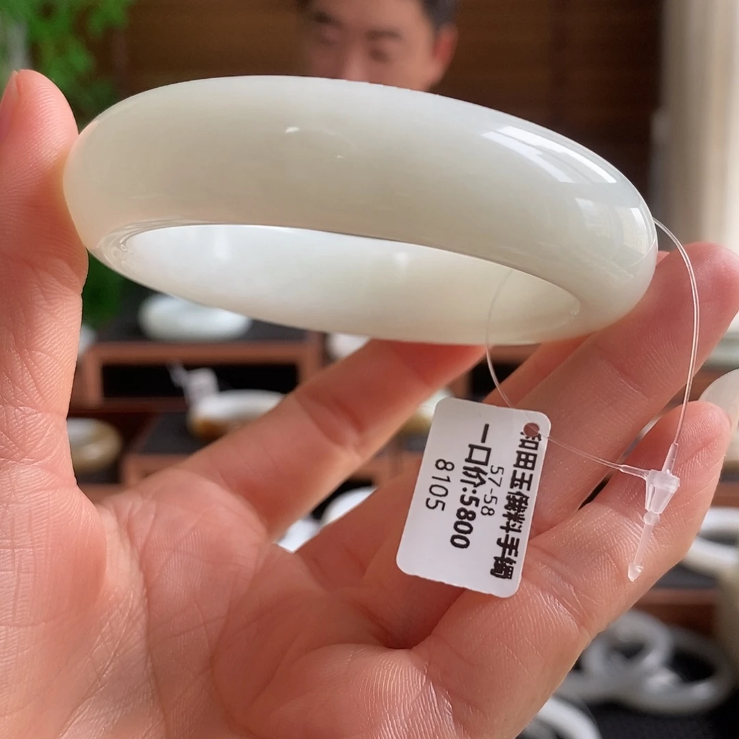 未镶嵌手镯和田玉8105