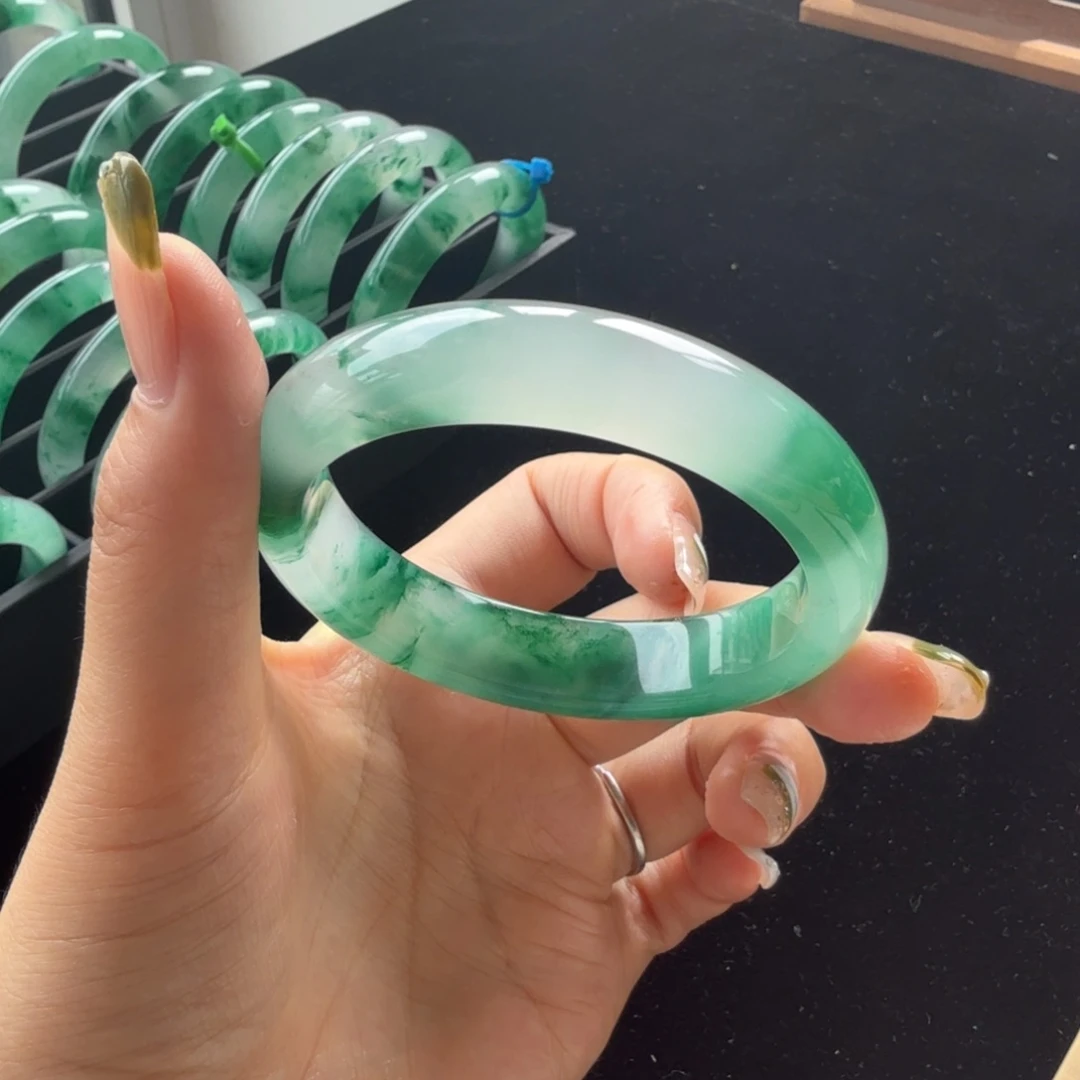 石英质玉（非洲翠）手镯未镶嵌