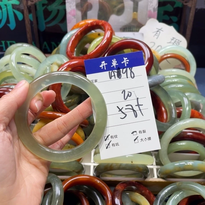 蛇纹石玉未镶嵌手镯在****圈