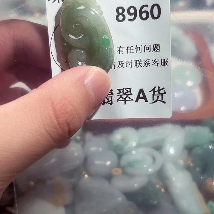 翡翠颈饰未镶嵌8960。