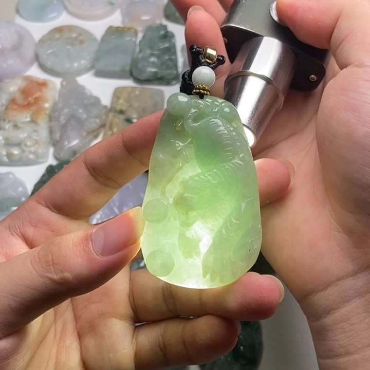 翡翠未镶嵌颈饰虎牌38