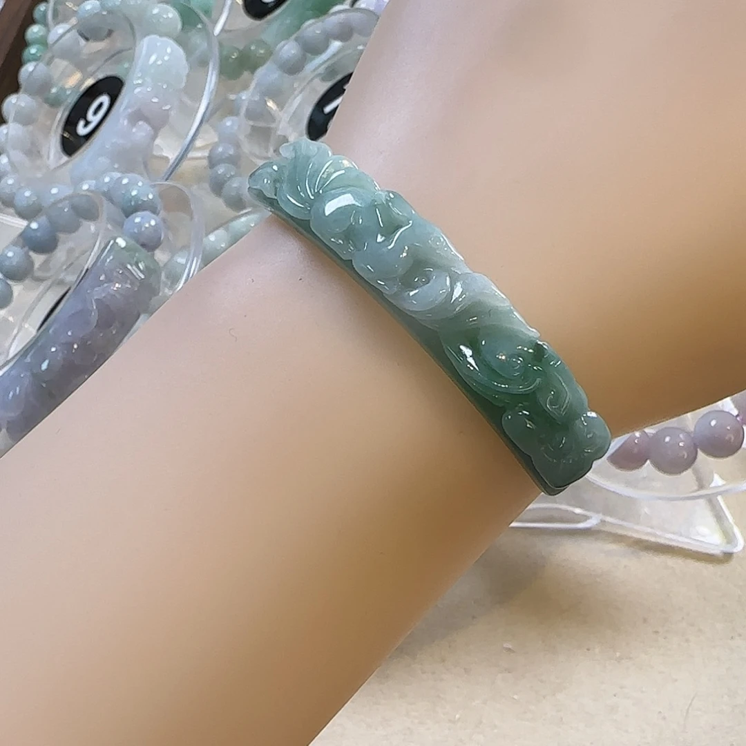 翡翠未镶嵌颈饰手牌