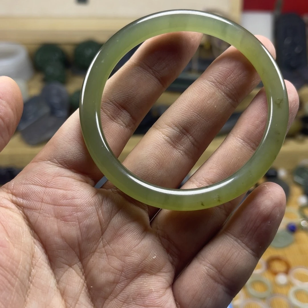 和田玉未镶嵌颈饰桃**水