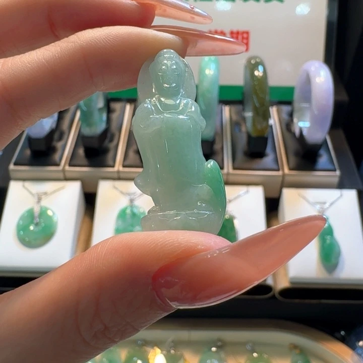 翡翠挂件未镶嵌。*。