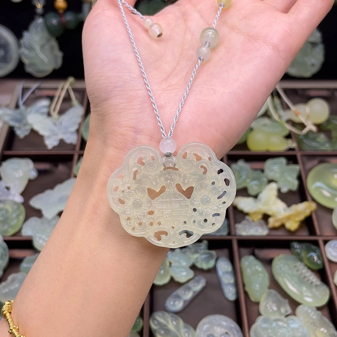 蛇纹石玉未镶嵌颈饰