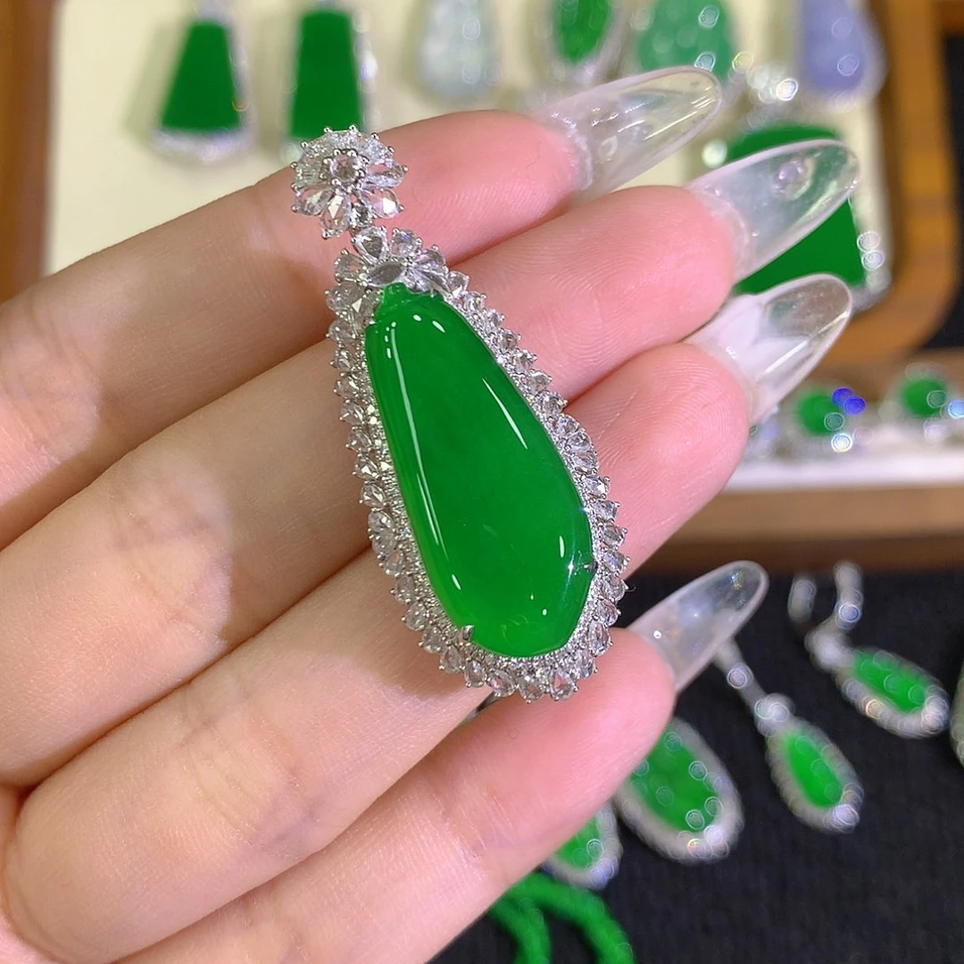 翡翠18K金镶嵌颈饰88888888