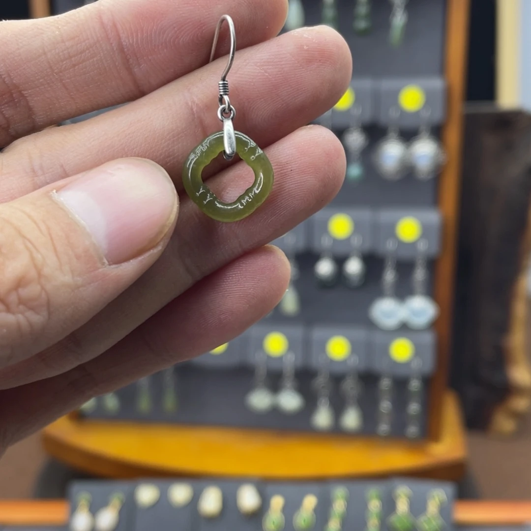 水***¹和田玉未镶嵌耳饰