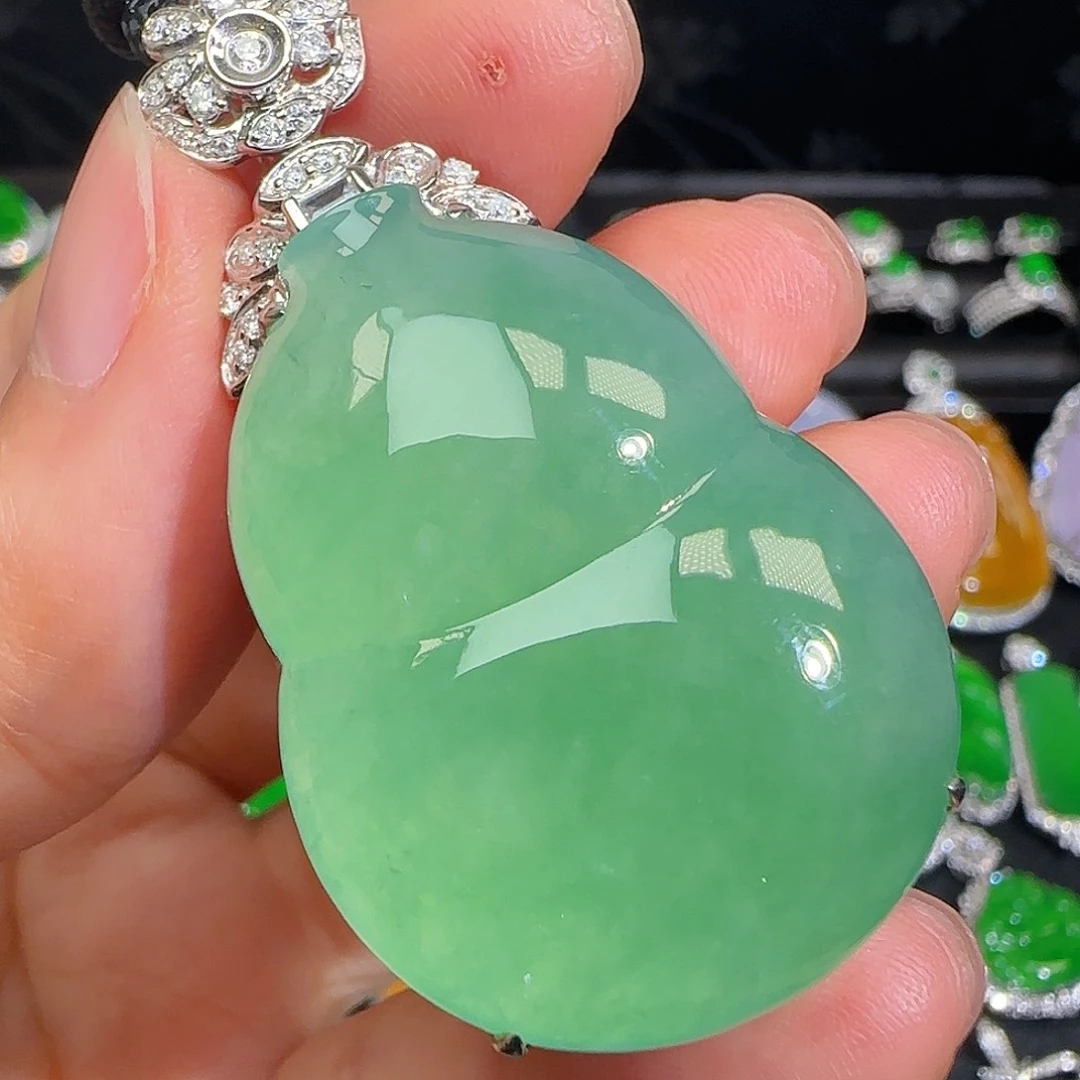 翡翠18K金镶嵌颈饰冰绿大葫芦